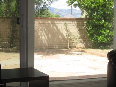Living Room/Courtyard