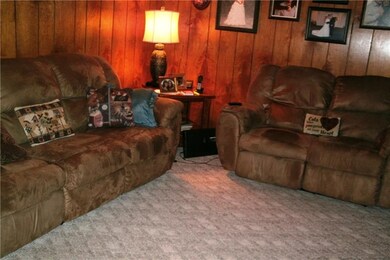 SPACIOUS FAMILY ROOM