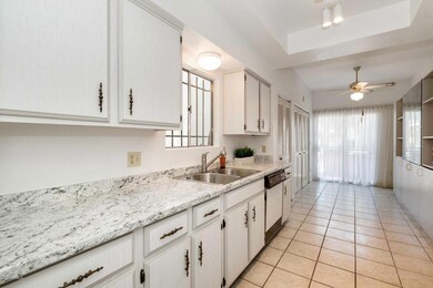4324 N 28th Way-large-009-012-Kitchen-15