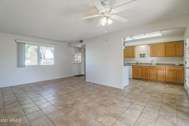 Open towards kitchen