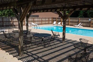 Community pool & clubhouse for relaxing and gather
