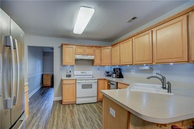 Kitchen offers ample counter and cabinet space. Un