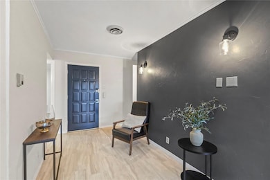 Entrance foyer featuring baseboards, ornamental mo