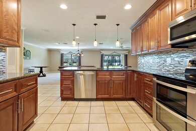 Kitchen - Breakfast Bar, Glass Tile Backsplash, Cl