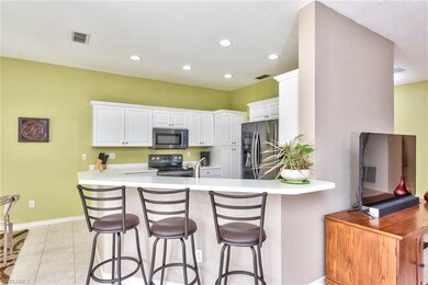 Breakfast Bar and Kitchen