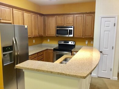 KITCHEN & BREAKFAST BAR