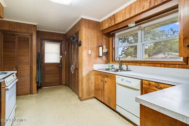 301 Crestline-8