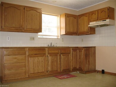 LARGE (15 X 11) EAT IN KITCHEN - - - - - - - - -