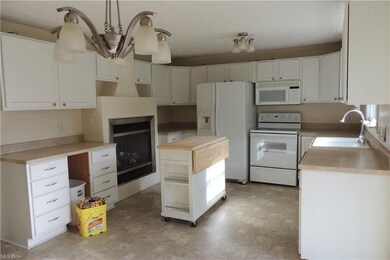 The kitchen with the island.