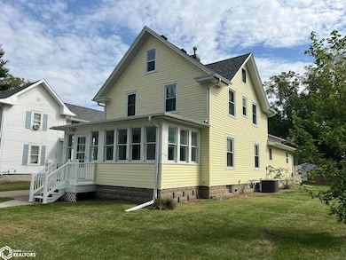 1012 Summer St, Grinnell, IA 50112 - photo 2