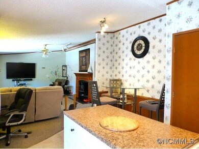 Eat-in kitchen w/island too