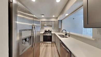 8914 Scenic Green Dr, Houston, TX 77088 - photo 5