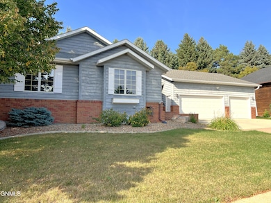 314 Aspen Ave, Bismarck, ND 58503 - photo 2