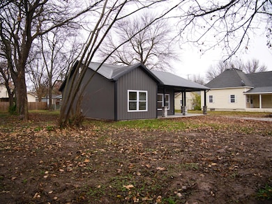 921 H St NW, Miami, OK 74354 - photo 2