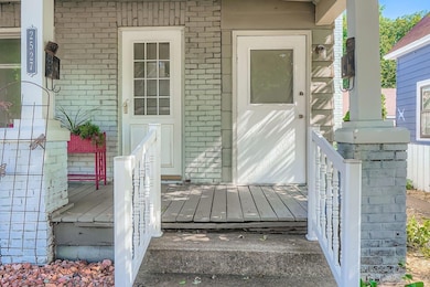 2527 University Ave NE - Web Quality - 003 - 03 Exterior Front Entry.jpeg