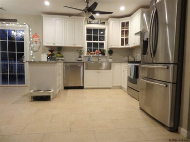 18 Donnelly Dr, Rensselaer, NY 12144 - photo 4