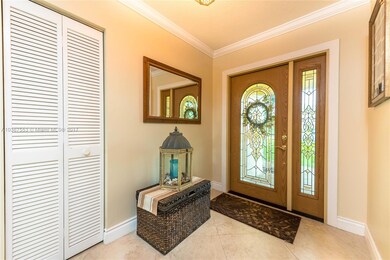 FOYER ENTRANCE - CROWN MOLDING