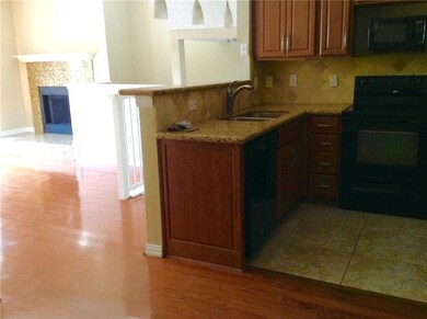 UPTOWN TOWNHOUSE / GATED COMMUNITY: One bedroom w 