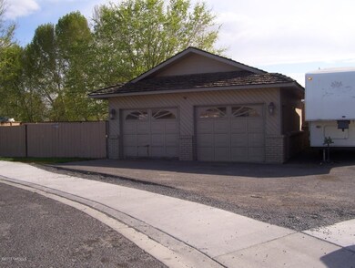 312 S Holly Dr, Moxee, WA 98936 - photo 4
