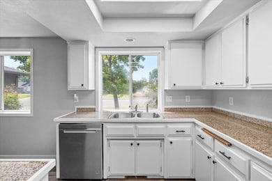 881 Westrop Dr, Central Point, OR 97502 - photo 6