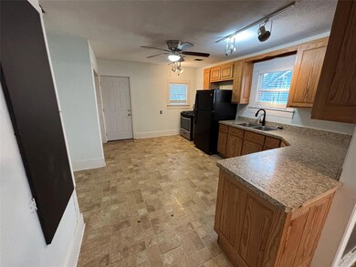 909 W Wardville St, Cleburne, TX 76033 - photo 4