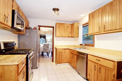 12012 Mohican Dr, Algonquin, IL 60102 - photo 3