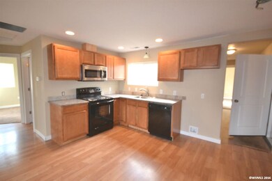 1060 16th Ave SW, Albany, OR 97321 - photo 3