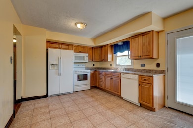 556 Lakeview Cir, Mount Sterling, KY 40353 - photo 7