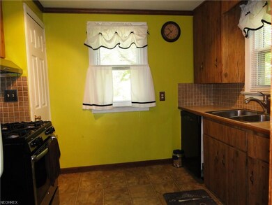 Bright and cheerful Kitchen including stove,dishwa