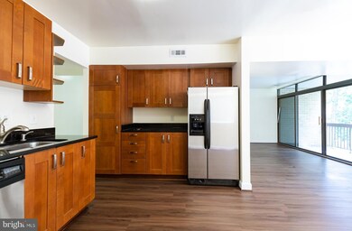 1670 Parkcrest Cir unit 201, Reston, VA 20190 - photo 5