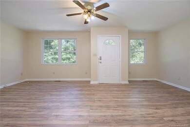 139 Woodview Dr, Statesville, NC 28625 - photo 2