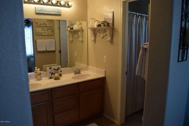 DUAL SINKS/2.5 BATHS