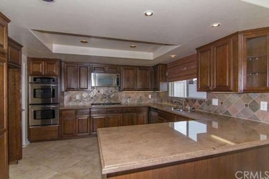 Beatiful kitchen with granite counter-tops, recess