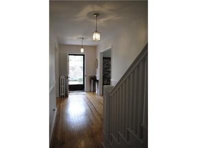 Entry/Foyer.