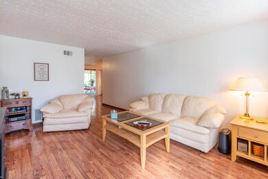 811 Eliots Oak Rd, Columbus, OH 43228 - photo 3