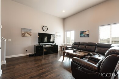 933 Calvert Dr-15