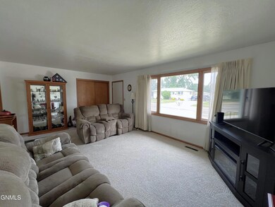 305 Turnpike Avenue E, Bismarck