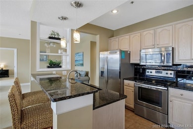 Kitchen w/granite countertops