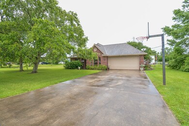 130 Nancy St, Alvin, TX 77511 - photo 3