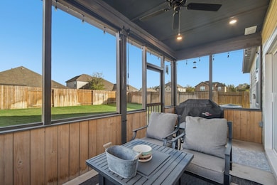 Sunroom / solarium with ceiling fan