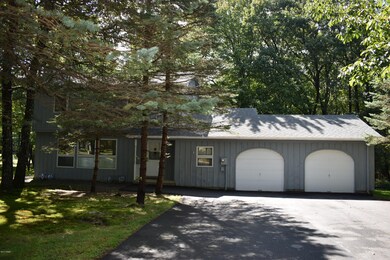 801 Kinglet Ct, Hawley, PA 18428 - photo 2