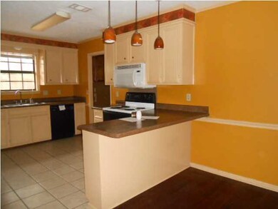 Kitchen with breakfast bar