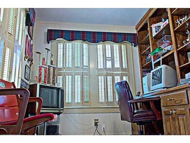 Studio/Study/Office. Built in desk, book shelves a