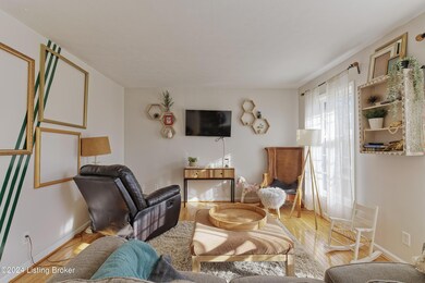 5416 Oakcreek Ln, Louisville, KY 40291 - photo 3