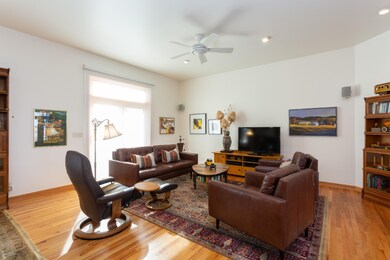 02_2048KaiserRd_1_LivingRoom_HiRes