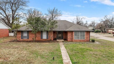 Ranch-style home featuring a shingled roof, a fron