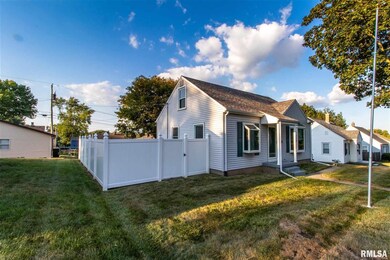 1320 W 35th St, Davenport, IA 52806 - photo 2