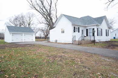 429 N 2nd Ave, Chenoa, IL 61726 - photo 2