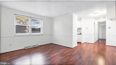 4417 Falls Bridge Dr unit J, Baltimore, MD 21211 - photo 4