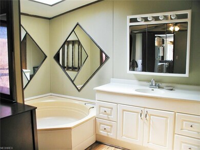 Master bath w/garden tub